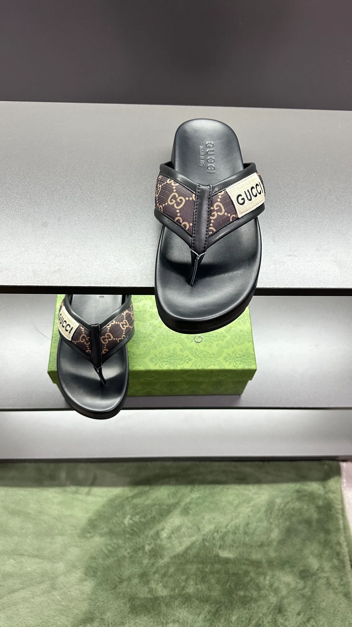 [G Family Couple Style] P: 300💰Female size 36~40 Men's size 39~45, (46. Custom-made Unisex GG slippers This slipper is made of GG polyester fiber and is decorated with a Gucci label on the front, adding a striking logo feel to the style. Beige GG recycled polyester fiber Unisex leather trim "Gucci Made in Italy" embroidered label Rubber sole Flat Made in Italy